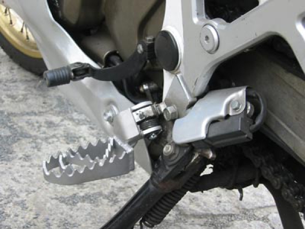 "Bear trap" 4,5cm lower Rallye-footpegs for all Africa Twin RD04 / RD07