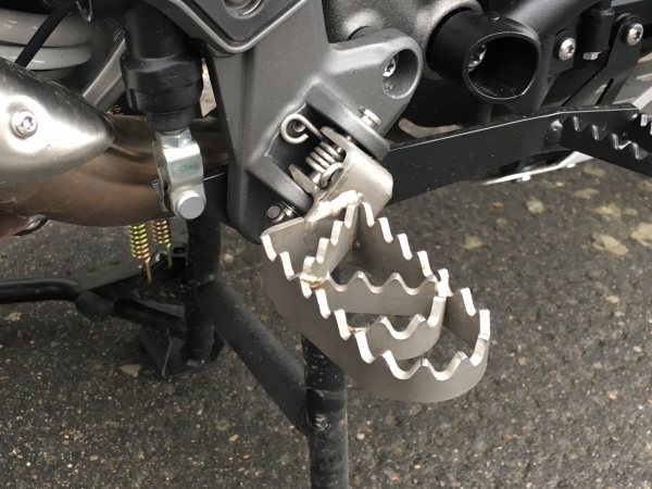 "Bear trap" 4,5cm lower Rallye-footpegs for all Triumph Tiger 1200